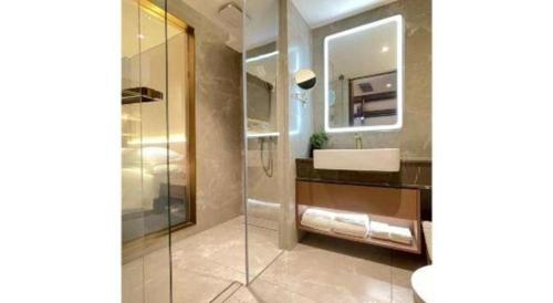 a bathroom with a sink and a mirror at Chaozhou Hotel in Chaozhou