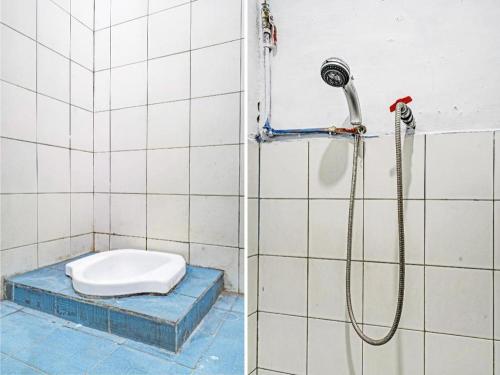 バンドンにあるSPOT ON 91325 Pondok Hijau Guest House Syariahのシャワーとトイレ付きのバスルーム