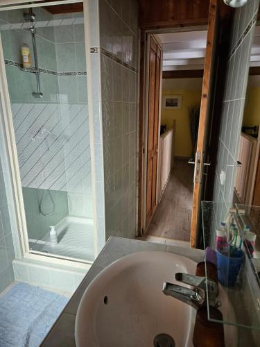 une salle de bain avec un lavabo et une baignoire dans l'établissement Maison LE BARCARES à 450m de la plage, au Barcarès