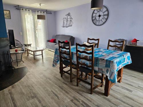un salon avec une table, des chaises et un canapé dans l'établissement Maison LE BARCARES à 450m de la plage, au Barcarès