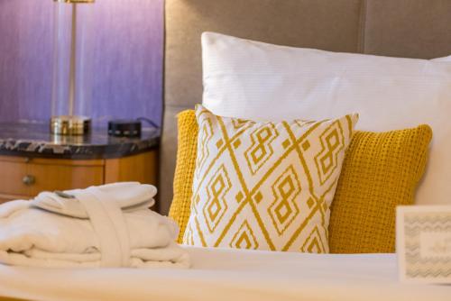 a hotel room with a bed with a pile of towels at Der Schlosswirt zu Anif - Biedermeierhotel und Restaurant in Anif