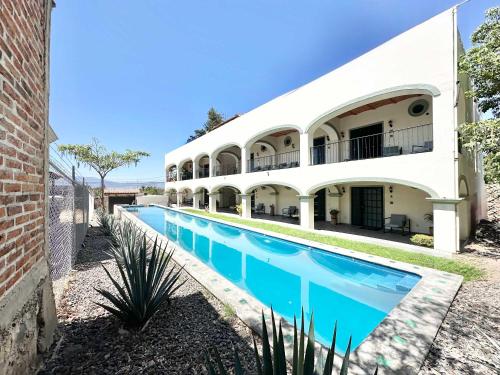 Πισίνα στο ή κοντά στο Poolside Paradise Suite in the heart of Ajijic