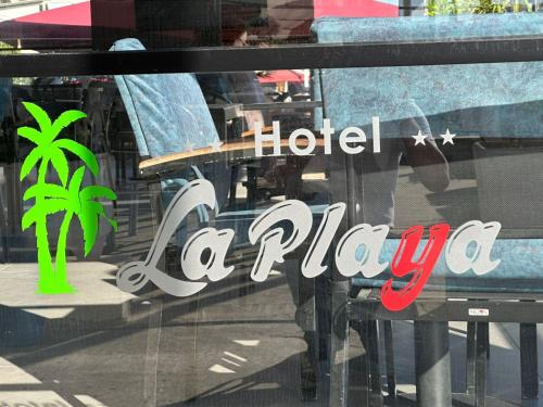 LA PLAYA - Seaside Guest Roomに飾ってある許可証、賞状、看板またはその他の書類
