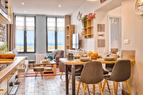 une cuisine et une salle à manger avec une table et des chaises dans l'établissement VILLA 139 LA VAGUE - FRONT DE MER - appartement contemporain et terrasse sur cour - 2 à 6 personnes - Rez-de-chaussée, à Houlgate