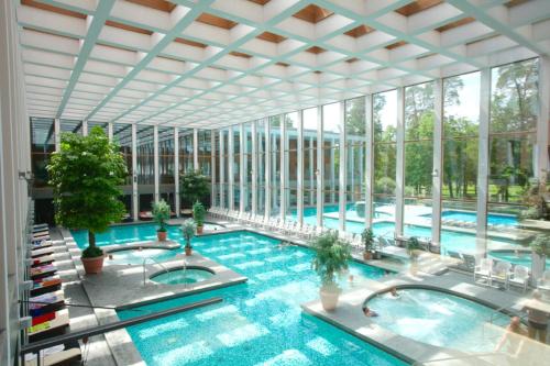 an indoor pool in a building with windows at Ferienwohnung Seestern in Bad Saarow