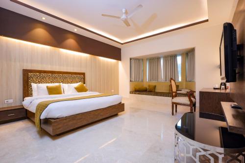 Postel nebo postele na pokoji v ubytování Tivoli Heritage Palace, Rewari