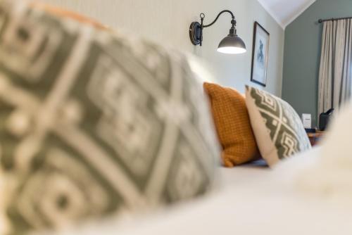 a living room with a couch and a lamp at Der Schlosswirt zu Anif - Biedermeierhotel und Restaurant in Anif