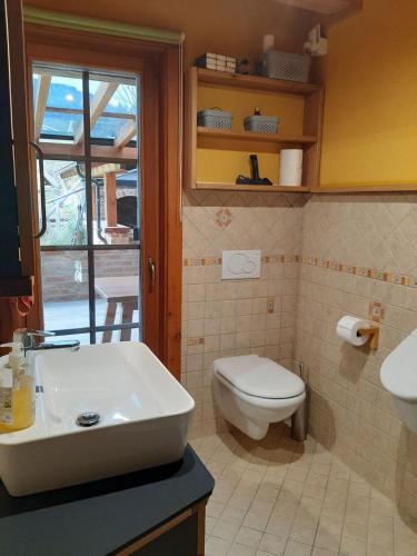 Bilik mandi di Eco House Mozirje