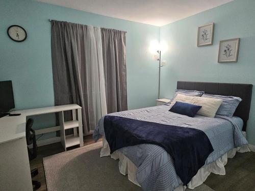 ラスベガスにあるAffordable 2br-2ba Condo - Extra Amenitiesの青いベッドルーム(ベッド1台、テレビ付)