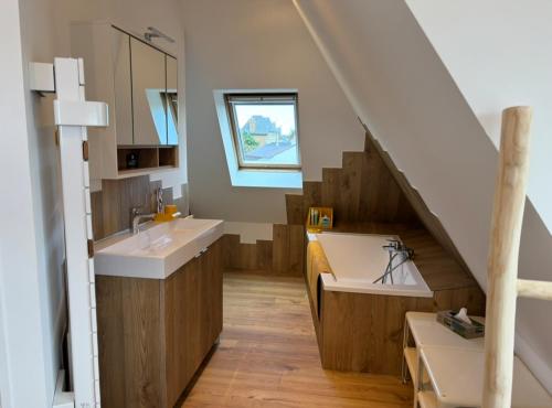 La salle de bains est pourvue de 2 lavabos et d'un escalier. dans l'établissement La Pagode, à Trégastel