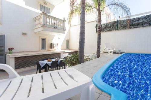 Swimmingpoolen hos eller tæt på Bilocale Corso Italia 694 con piscina - Salento Reservation