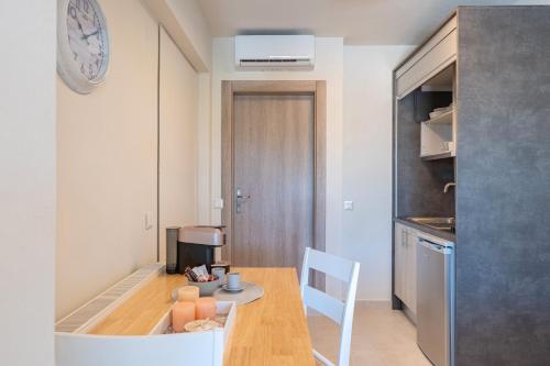 a small kitchen with a table and a dining room at Casa Di Sebastian in Gaios