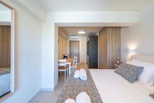 a hotel room with a bed and a table at Casa Di Sebastian in Gaios
