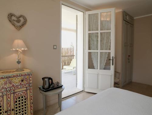 1 dormitorio con puerta que conduce a un patio en Lou pastre, en Saint-Rémy-de-Provence