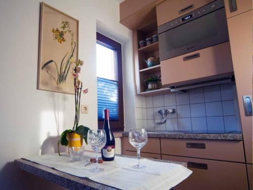 una cocina con 2 copas de vino en una barra en Separatè im Haus Carmen, en Schrebitz