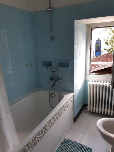 une salle de bain avec une baignoire et un lavabo dans l'établissement La Maison de Claire, à Flavigny-sur-Ozerain