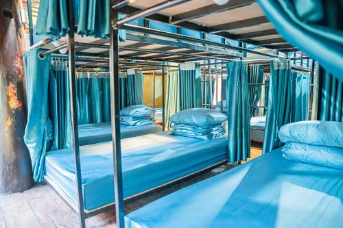 Ένα ή περισσότερα κρεβάτια σε δωμάτιο στο Golden Mountain Hostel