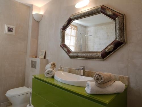 un baño con lavabo y espejo en Lou pastre, en Saint-Rémy-de-Provence