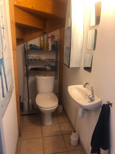 une petite salle de bain avec toilettes et lavabo dans l'établissement Maison BELLOU à LA FRANQUI, à La Franqui-Plage