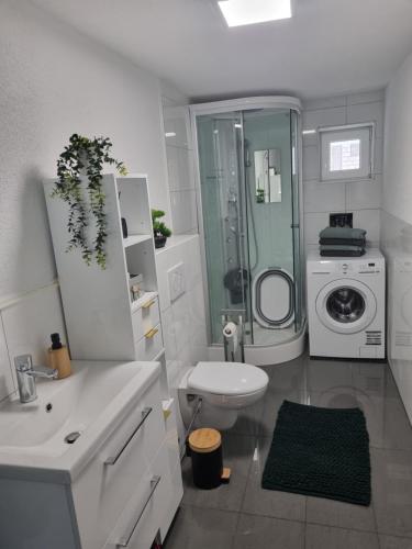 Ένα μπάνιο στο Schöne Wohnung in ruhiger Gegend