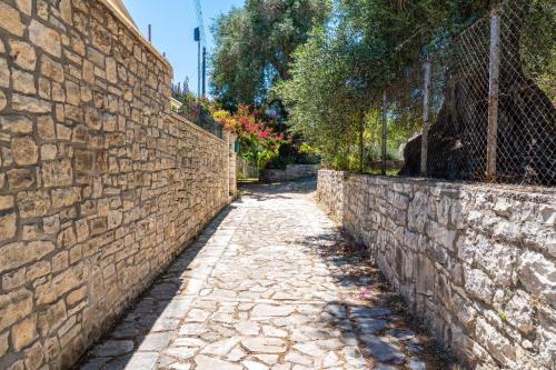 a stone alley between a stone wall at Casa Di Sebastian in Gaios