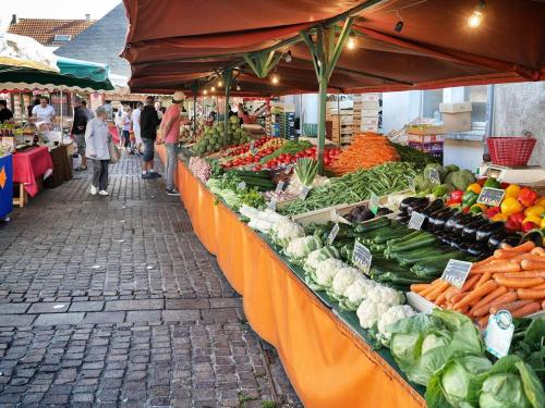 un marché aux fruits et légumes exposés dans l'établissement Appartement cosy avec parking proche vieux port, à Pornic
