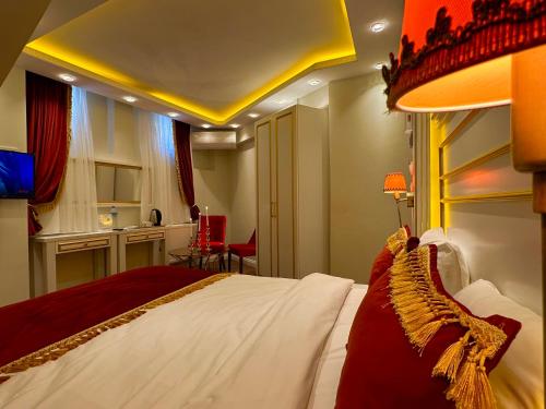 Postel nebo postele na pokoji v ubytování Ayasofya Hotel - Special Class