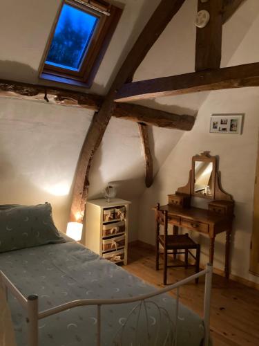 une chambre avec un lit, un bureau et une fenêtre dans l'établissement Greenhouse, à Quilen