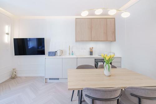 a kitchen and dining room with a table and chairs at Modern Apartament near city centre in Perth