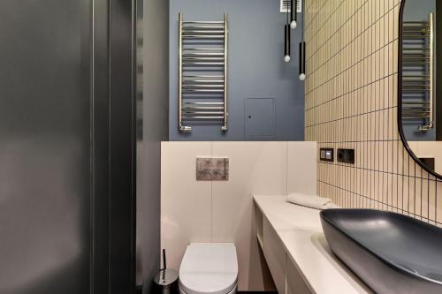 Ένα μπάνιο στο Montevideo Centrum 2 by Grand Apartments