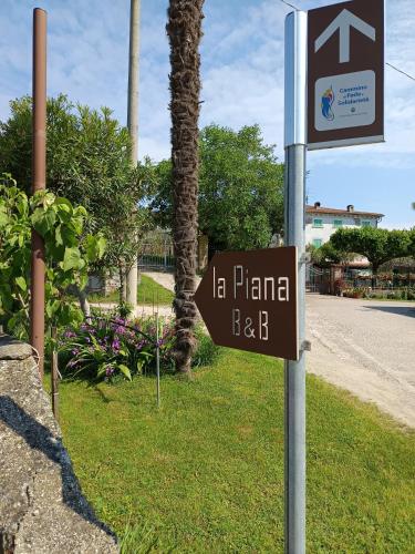 a sign on the side of a street at La Piana in Monzambano