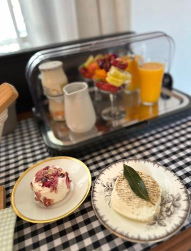 a tray with two plates of food on a table at Le Numéro 10 in Bernis