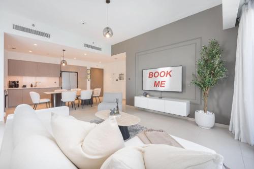 un soggiorno con divano bianco e tavolo di Top Class 2BR with Burj Khalifa View in Downtown a Dubai