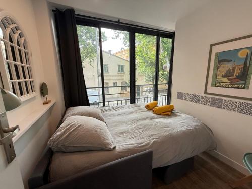 Postel nebo postele na pokoji v ubytování L'Amandier - Joli appartement T3 neuf centre ville à 2 pas de la Rotonde Mirabeau et des Allées Provençales