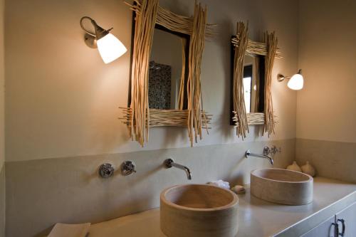 フッドスプルイトにあるVilla Blaaskansのバスルーム(洗面台、壁に鏡2つ付)