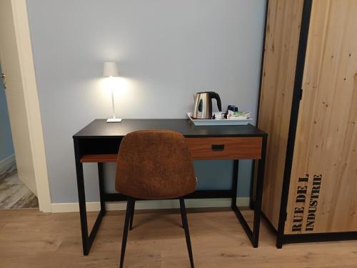 a desk with a chair and a lamp on it at La Piana in Monzambano