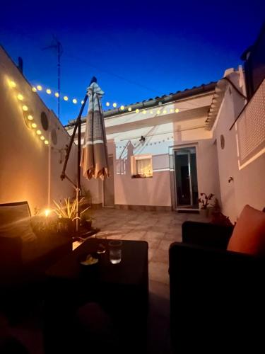 Apartamento independiente con parking privado gratuito y terraza de ensueño junto al Teatro Romano