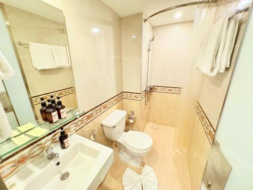 un bagno bianco con un water e un lavandino di I Residence Hotel Silom a Bangkok