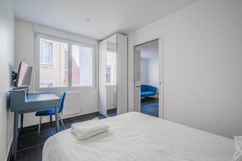 une chambre avec un lit, un bureau et un ordinateur dans l'établissement R'Apparts T2 Bleu D'Alsace, à Grenoble