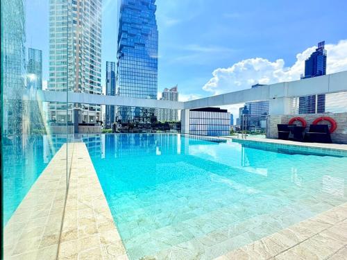 a large swimming pool on top of a building at I Residence Hotel Silom in Bangkok