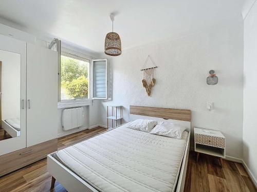 une chambre avec un grand lit dans une pièce dans l'établissement Appartement 100m de la mer, à Canet