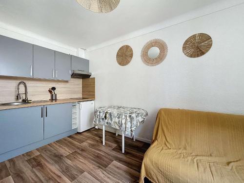 - une cuisine avec une table et un évier dans la chambre dans l'établissement Appartement 100m de la mer, à Canet