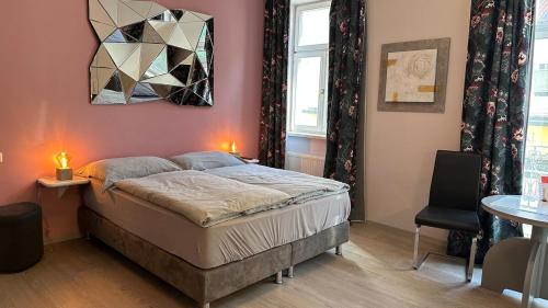 een slaapkamer met een bed, een tafel en een stoel bij Ignaz 28 Apartment#2 in Salzburg