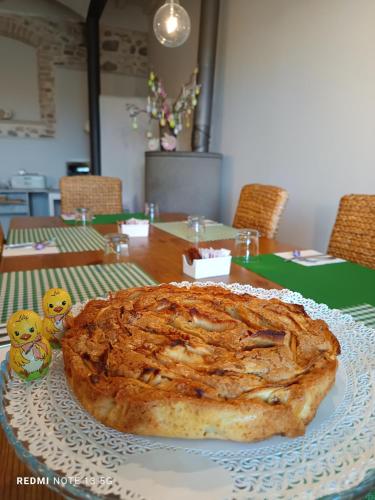 a pie sitting on a plate on a table at La Piana in Monzambano