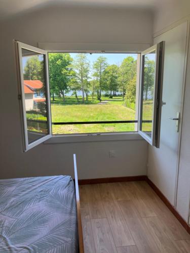 - une chambre avec une grande fenêtre et un lit dans l'établissement Gîte Espinasse, à Soustons