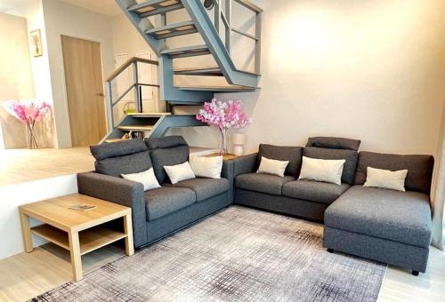 Ein Sitzbereich in der Unterkunft Discover your sanctuary at this townhouse