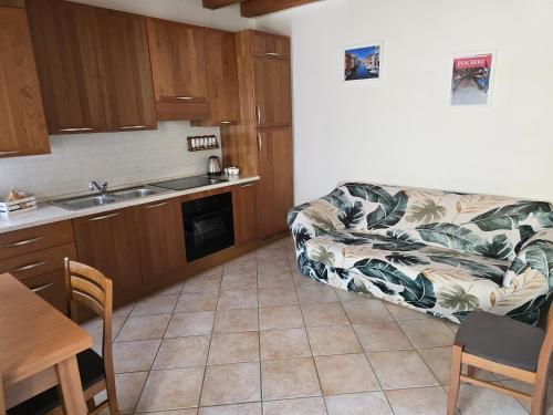 un soggiorno con divano in cucina di La Casa di Giorgia a Chioggia