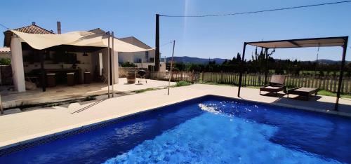 Photo de la galerie de l'établissement Superbe Mas en pierres de 350 m2 avec piscine pool house wifi parking gratuits, à Rochefort-du-Gard