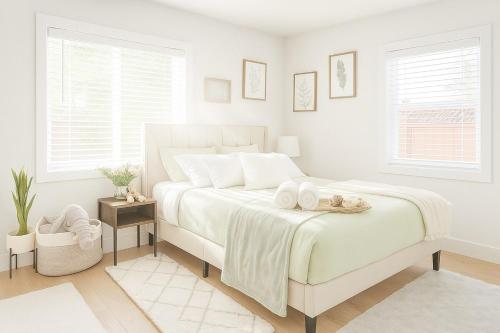 ein weißes Schlafzimmer mit einem Bett mit zwei Handtüchern darauf in der Unterkunft New Build House Laundry Kitchen Airconditation in Sunnyvale