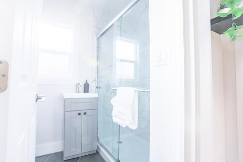 ein Badezimmer mit Glasdusche und Waschbecken in der Unterkunft New Build House Laundry Kitchen Airconditation in Sunnyvale